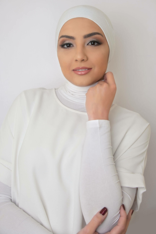 قمطة الحجاب الكلاسيكية باللون الأبيض
