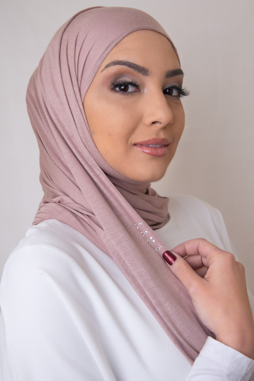 7 Inspirasi Selebgram Bergaya Elegan Mengenakan Hijab Nude 