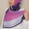 حجاب مطبوع باللون البنفسجي